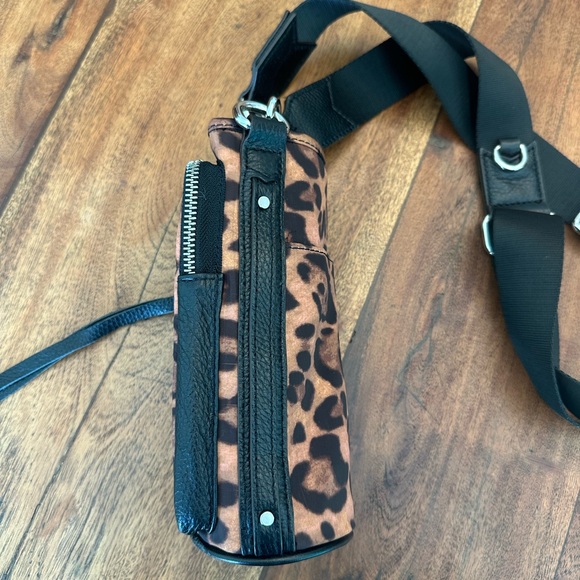 ☀️ AIMEE KESTENBERG Water Bottle Crossbody NWOT - Picture 7 of 11